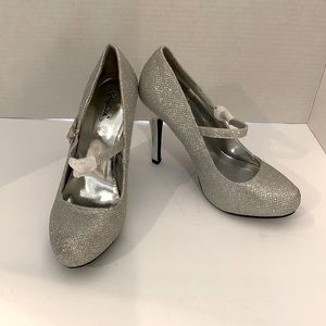NWOT Qupid  Silver Mesh Stiletto Pumps SZ 7